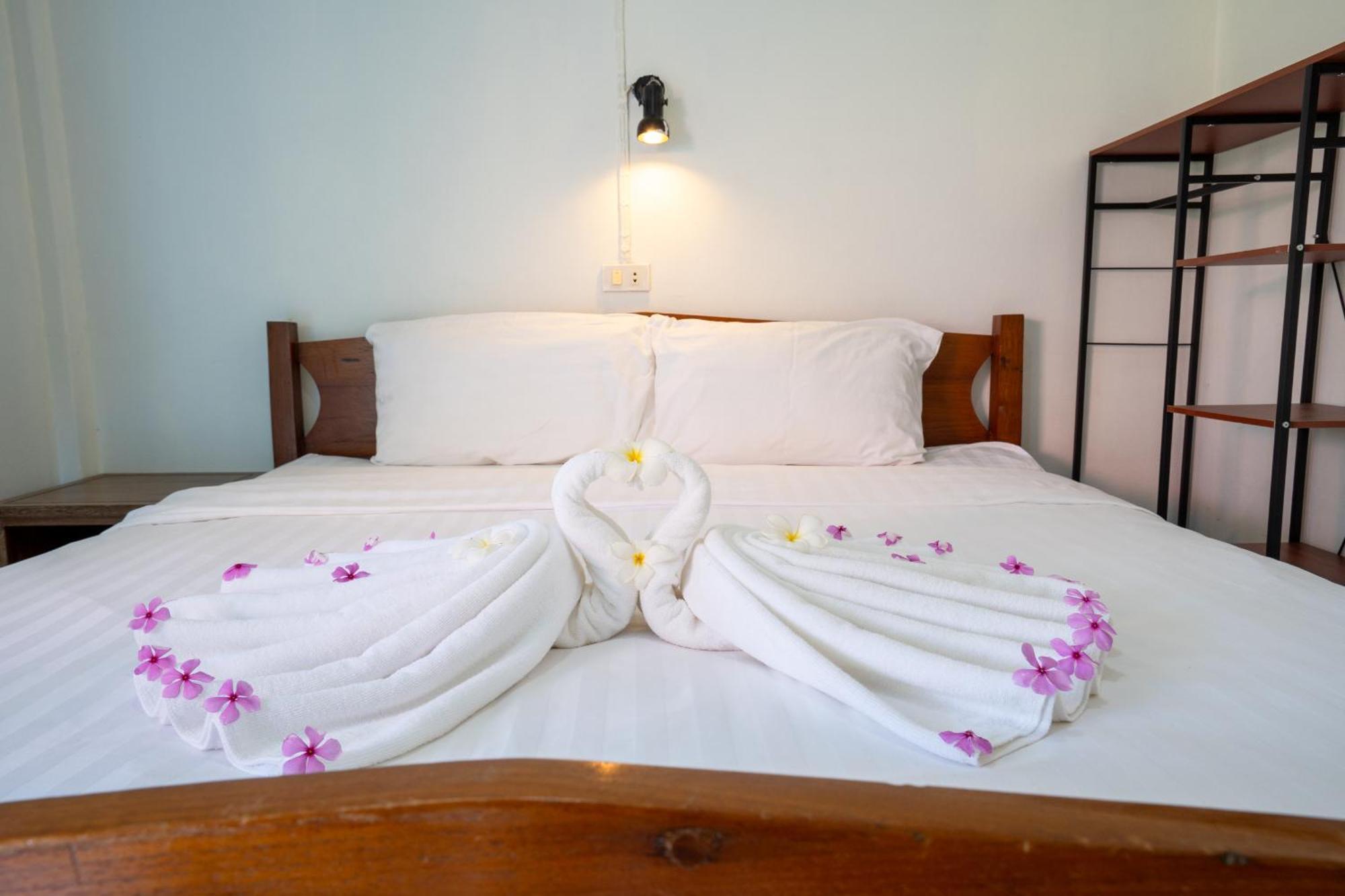 Isara Lanta Beach Resort 코란타 외부 사진